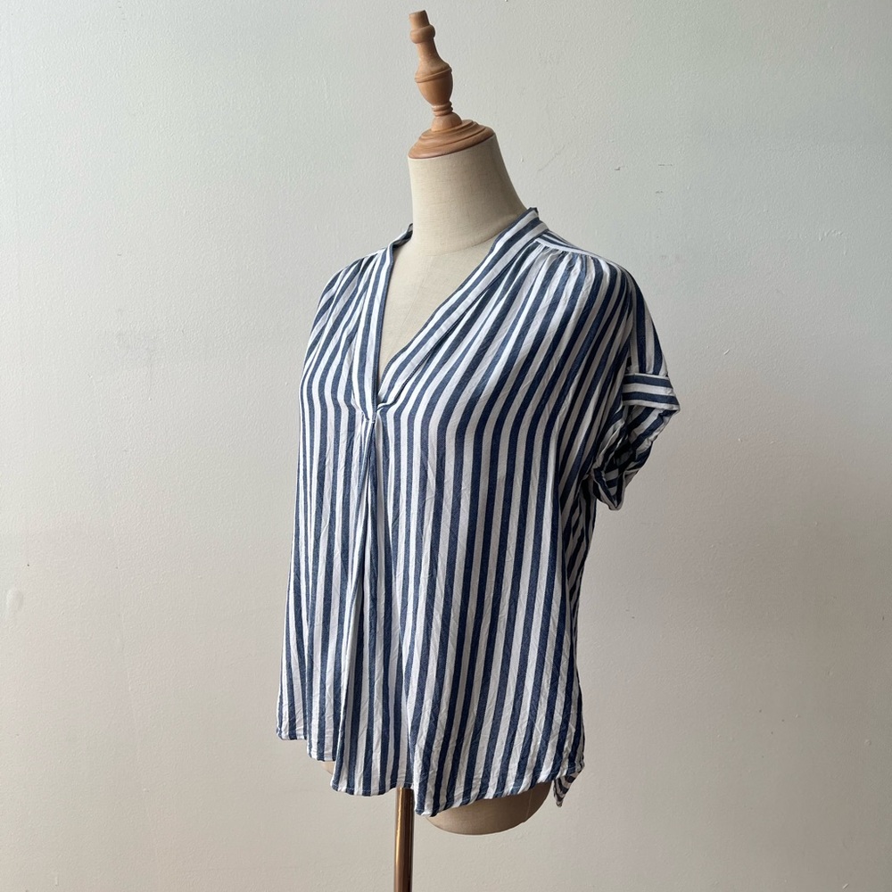 GAP Notched V-Neck Drapey Loose Fit Striped Short Sleeve Top Womens Small